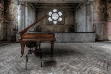 Old piano op glas 70x100