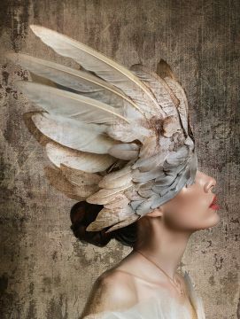 Woman with feathers I op glas 70x100